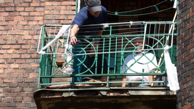 Zástupci stavebního úřadu kontrolují stav domů v ghettu Přednádraží