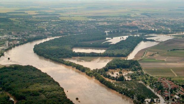 Roudnice nad Labem s lužním lesem, který pomáhal zpomalit povodňovou vlnu na dolním toku řeky