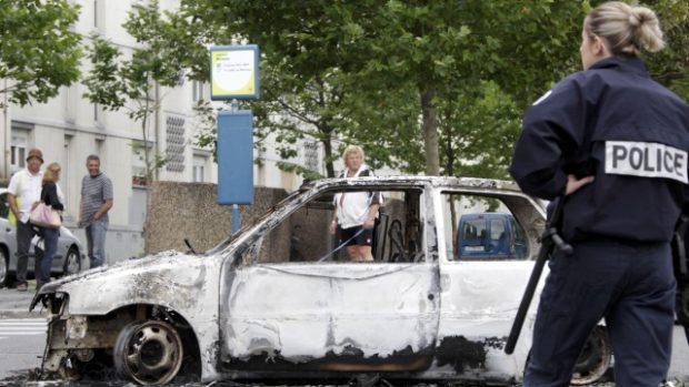 Ve francouzském Amiens v noci hořela auta