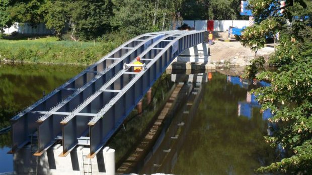 Instalace hlavních nosníků nového mostu za zimním stadionem v Českých Budějovicích