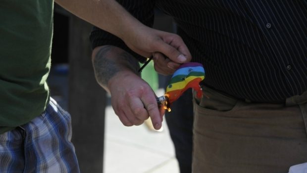 Pálením duhové vlajky vyjadřovali demonstranti svůj protest proti Prague Pride 2012