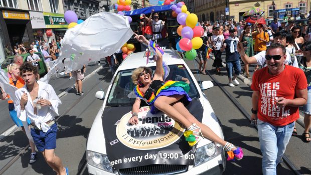Průvod účastníků Prague Pride prošel Prahou