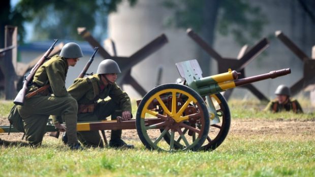 Návštěvníci akce Cihelna 2012 shlédli Králíkách ukázku historického boje na téma mobilizace v roce 1938