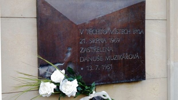 Pamětní desku D. Muzikářové na Moravském náměstí ozdobily čerstvé květiny a věnce