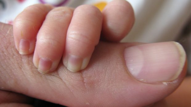 Prsty novorozence, ilustrační foto
