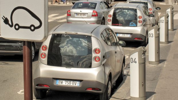 parkoviště vyhrazené pro elektromobily a jejich nabíjení