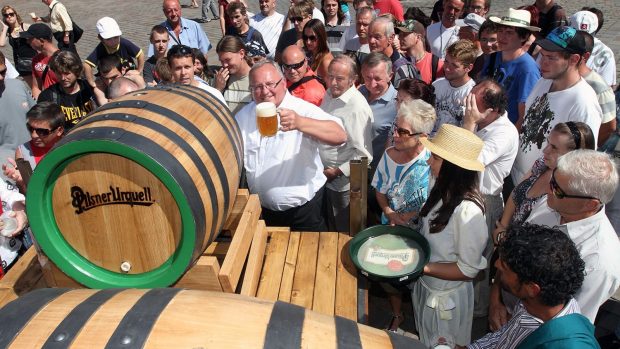 Na plzeňském náměstí Pilsner Urquell testoval dřevěné sudy pro říjnové oslavy 170. výročí pivovaru