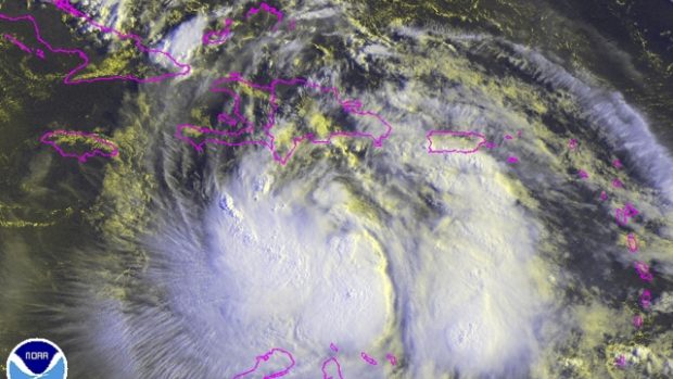 Tropická bouře Isaac se žene na Dominikánskou republiku a Haiti. Foto z 24. srpna 2012, 7:45 místního času