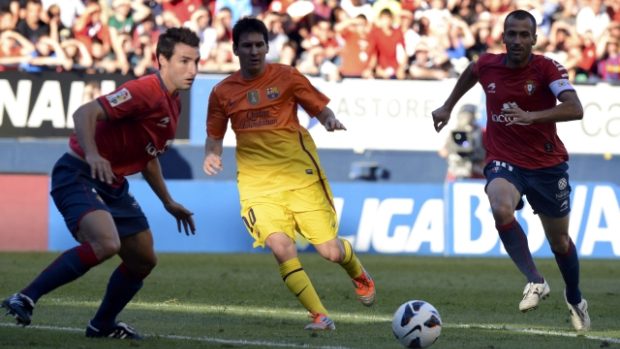 Osasuna&#039;s Marc Bertran (L) and Francisco Punal Martinez (R) challenge Barcelona&#039;s Lionel Messi  during their Spanish first division soccer match at Reyno de Navarra stadium in Pamplona August 26, 2012
