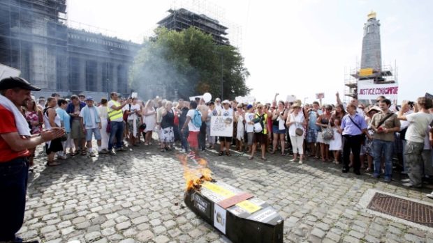 Na protest proti možnému propuštění exmanželky Marca Dutrouxa zapálili lidé před soudem v Bruselu rakev s jejich fotografiemi