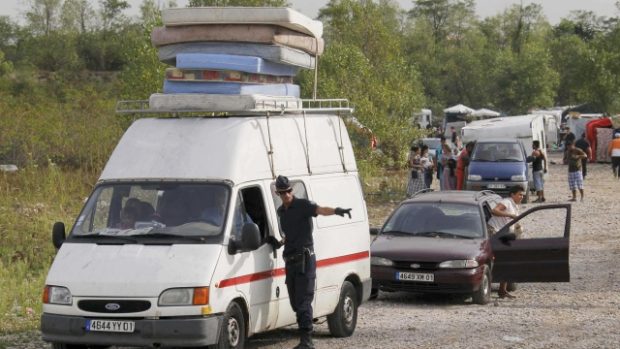 Francouzská policie evakuuje Romy z nelegálního tábora na předmětí Lyonu