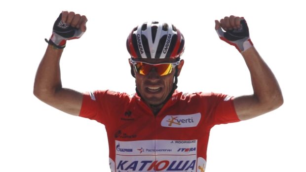 Španělský cyklista Rodríguez se raduje z vítězství v další etapě Vuelty