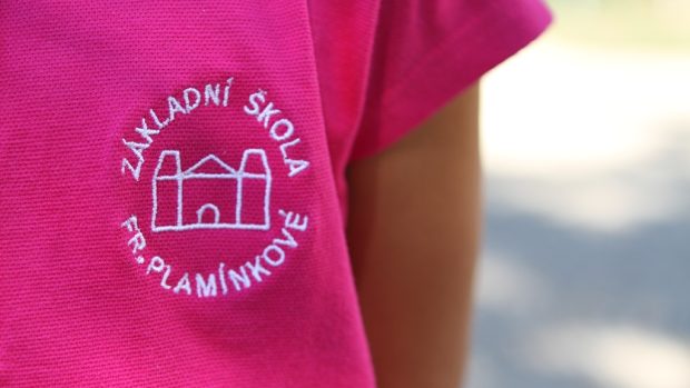 Tričko pro dívky, které je součástí uniformy pro prvňáčky Základní školy Františky Plamínkové na Letné
