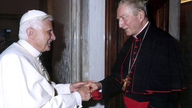 Kardinál Carlo Maria Martini (vpravo) a papež Benedikt XVI. na archivním snímku z roku 2005