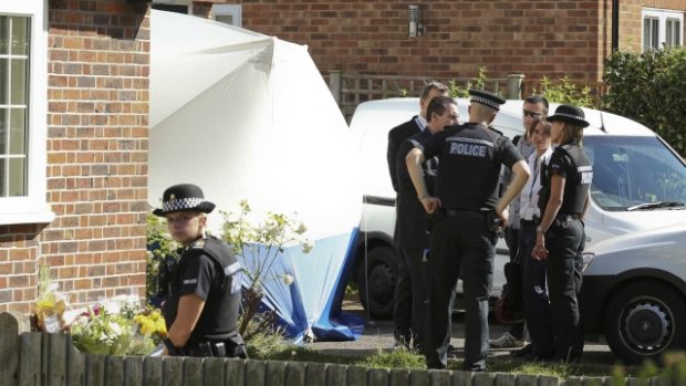 Francouzští a britští policisté u domu zavražděné rodiny v britském Claygate