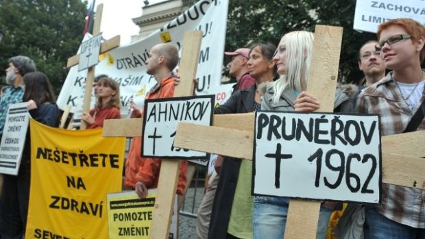 Demonstrace proti rozšiřování uhelných a uranových dolů v Česku před úřadem vlády