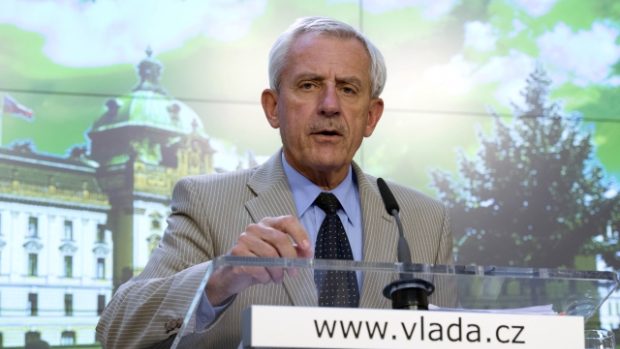 Ministr zdravotnictví Leoš Heger ohlašuje zákaz prodeje tvrdého alkoholu ve stáncích