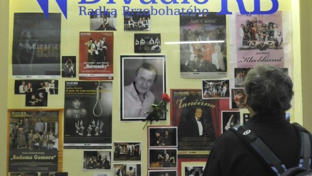 Fotografie Radka Brzobohatého ve výloze jeho divadla v pasáži na Václavském náměstí v Praze