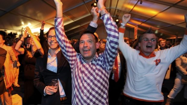 Příznivci nizozemských liberalistů slaví úspěch ve volbách
