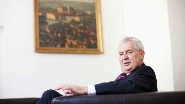 Expremiér a prezidentský kandidát Miloš Zeman ve své předvolební kanceláři na Hradčanech