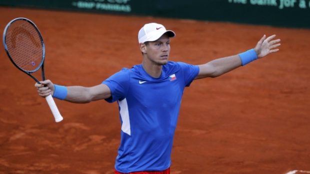 Tomáš Berdych se raduje z vítězství nad Juanem Monakem