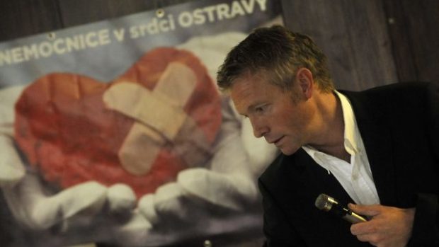 Norský lékař Erik Hovda přivezl do Česka první balení léku fomepizol