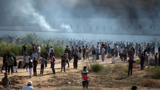 Demonstranti v pátek zapálili u amerického velvyslanectví v Tunisu i několik aut