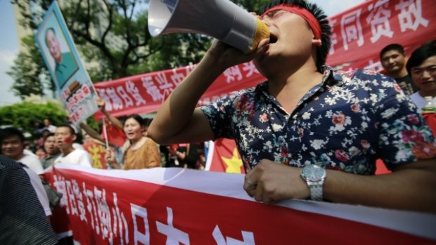 Číňané protestující před japonským konzulátem v Šanghaji