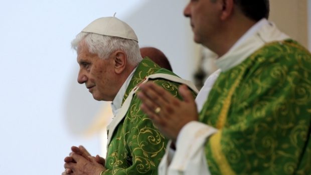Papež Benedikt XVI. se modlí během návštěvy v Bejrútu, Libanon.