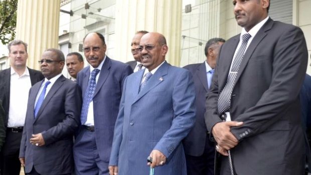 Súdánský prezident Omar Bašír (druhý zprava) se svou delegací po setkání v Addis Abebě