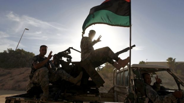 Libyjské bezpečnostní síly před přebíráním zbraní od milicí - ilustrační foto