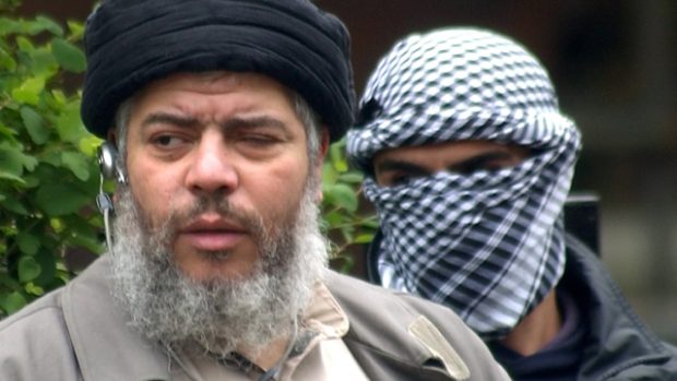 Islamistický extremista Abú Hamza Masrí se svým bodyguardem