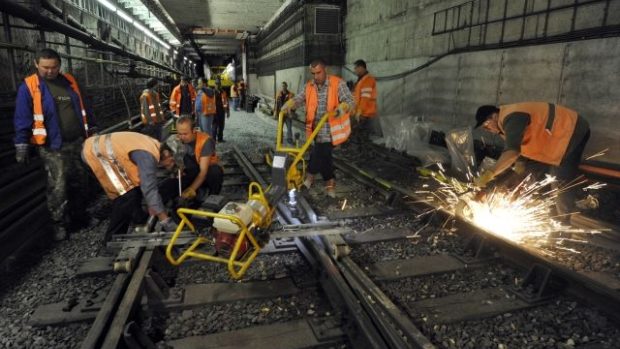 Dělníci vyměňují 35 let starou výhybku ve stanici metra A Dejvická během výluky celé trasy
