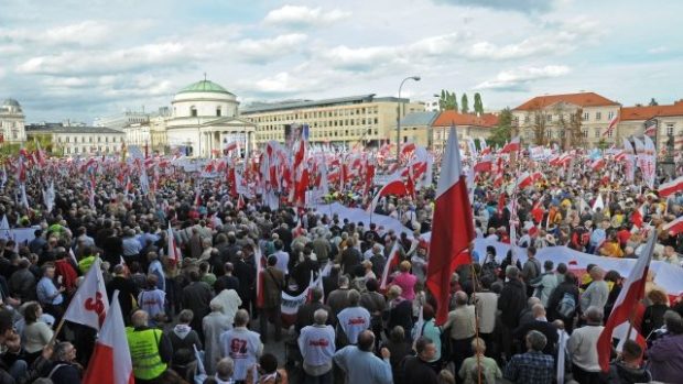 Tisíce Poláků protestovaly v centru Varšavy proti vládě Donalda Tuska