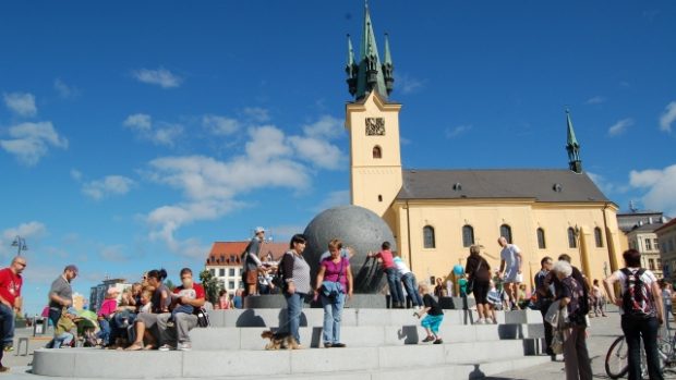 Dominantou zrekonstruovaného náměstí T. G. Masaryka v Příbrami je fontána s osmnáctitunovou žulovou koulí