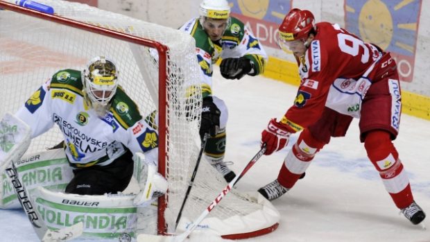 Utkání 5. kola hokejové extraligy HC Slavia Praha - HC Energie Karlovy Vary hrané 25. září v Praze. Zprava Tomáš Hertl ze Slavie a Martin Rohan z HC Energie Karlovy Vary bojují o puk. Vlevo brankář Karlových Varů Lukáš Mensator.