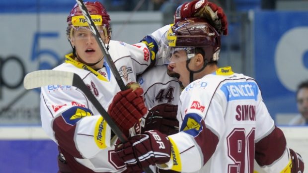 7. kolo hokejové extraligy: HC Škoda Plzeň - HC Sparta Praha, 30. září v Plzni. Radost hráčů Sparty z gólu.