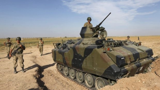 Turečtí vojáci hlídají turecko-syrskou hranici