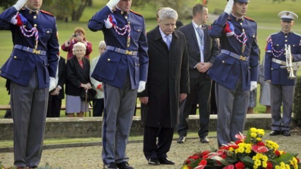 Německý prezident Joachim Gauck se v Lidicích poklonil památce obětí nacismu
