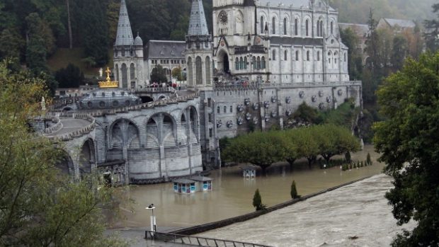 Povodně zasáhly i francouzské Lurdy