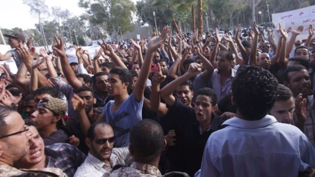 Demonstranti  žádají před libyjským parlamentem ukončení kmenového konfliktu v Baní Valídu