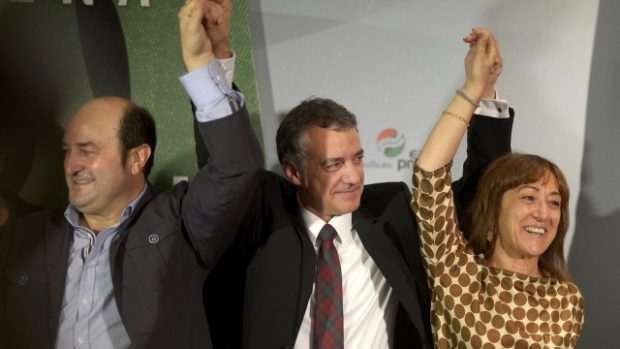Šéf Baskické národní strany Iňigo Urkullu (uprostřed) se raduje z nejlepšího volebního vítězství v historii