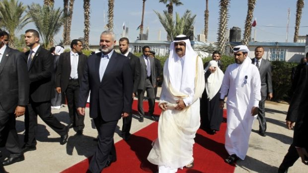 Premiér Hamásu Ismail Haniyeh vítá katarského šajcha Hamada na hraničním přechodu v Rafahu