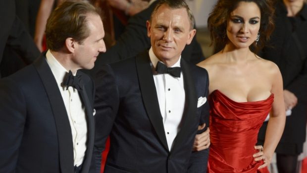 Herci Daniel Craig a Ralph Fiennes, a herečka Berenice Marloheová na světové premiéře nového filmu &quot;Skyfall&quot; v Royal Albert Hall v Londýně