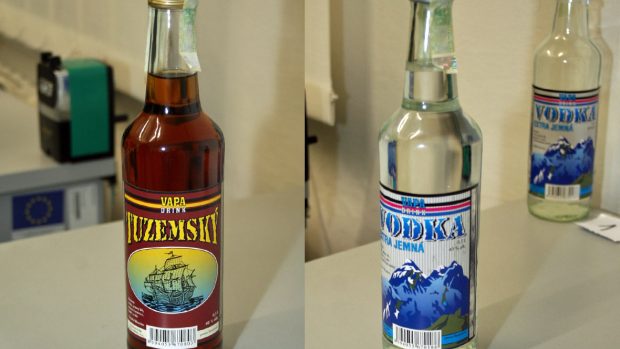 Nebezpečné lahve alkoholu Tuzemský a Vodka jemná od výrobce VAPA DRINK