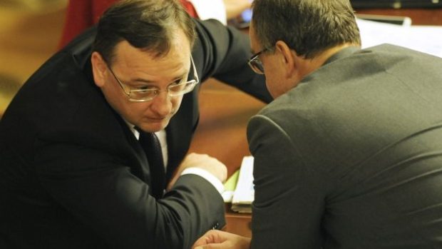 Premiér Petr Nečas diskutuje s ministrem financí Miroslavem Kalouskem na schůzi sněmovny