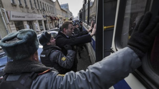Ruští policisté zatýkají v Moskvě opozičního předáka Alexeje Navalného