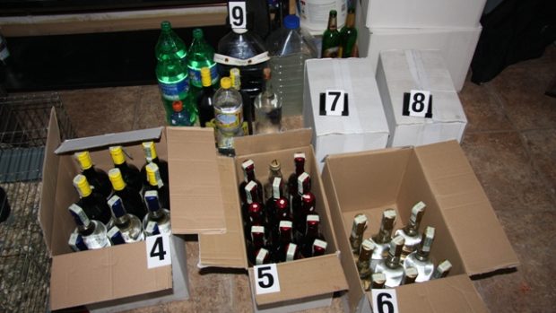 Policie zveřejnila fotografie z nelegálního skladu černého alkoholu