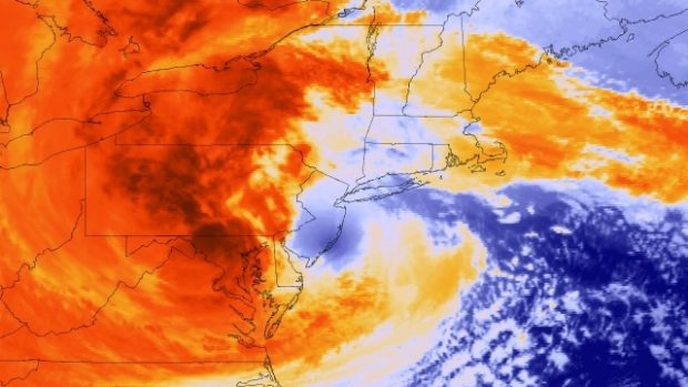 Hurikán Sandy se mění na posttropickou bouři