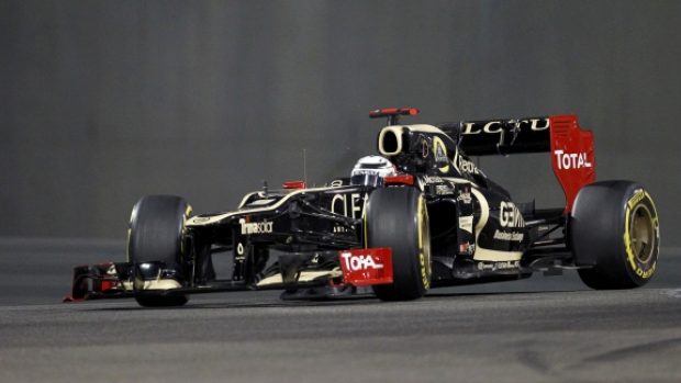 Kimi Räikkönen při své vítězné jízdě v Abú Zabí